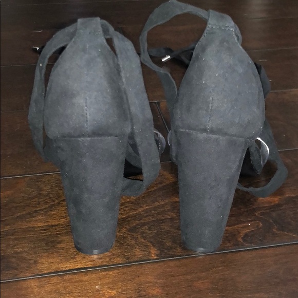 Black heels - Picture 2 of 3